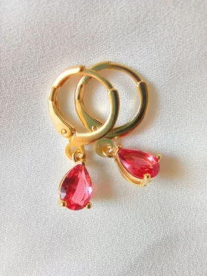 Brinco argola com gota vermelha