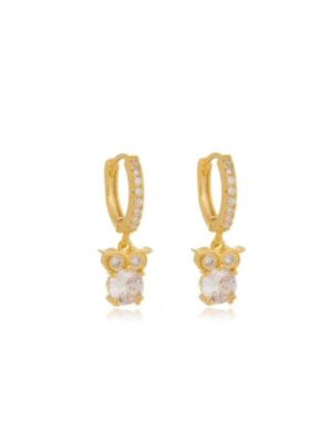 Brinco de argolinha com pingente de coruja cravejado em zircônia incolor banhado a ouro 18k