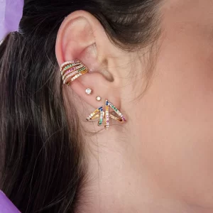Brinco com design 4 fios cravejados em zircônias coloridas banhado a ouro 18k
