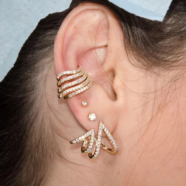 Piercing fake com design de 5 fios cravejados em zircônias incolor banhado a ouro 18k - Image 2