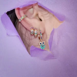 Brinco de argolinha com pingente de coruja colorida banhado a ouro 18k