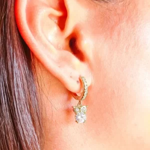 Brinco de argolinha com pingente de coruja cravejado em zircônia incolor banhado a ouro 18k