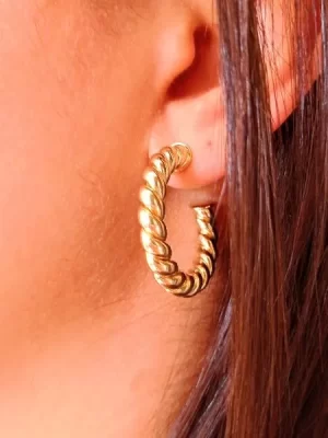 Brinco Argola com design tubular banhado a ouro 18k
