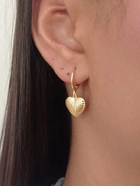 Brinco de Argolinha com Pingente de Coração Riscado Banhado a Ouro 18k