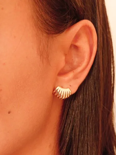 Brinco liso com 8 garras banhado a ouro 18k