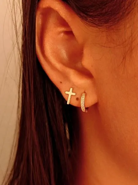 Mix Brinco de Argolinha com Zircônia e Cruz Lisa Banhado a Ouro 18k