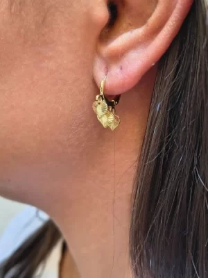 BRINCO ARGOLINHA 3 CORAÇÕES BANHADO A OURO 18K