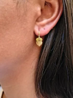 BRINCO ARGOLINHA 3 CORAÇÕES BANHADO A OURO 18K