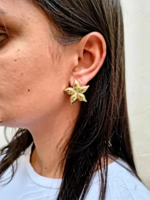 BRINCO FLOR LIRIO G BANHADO A OURO 18K