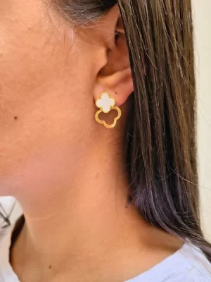 Brinco Trevo Madrepérola Vazado Banhado a Ouro 18k