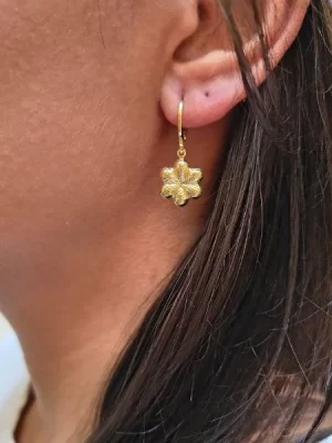 Brinco Argolinha Flor Detalhada Banhado a Ouro 18k