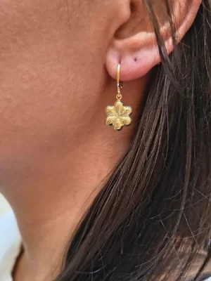 Brinco Argolinha Flor Detalhada Banhado a Ouro 18k