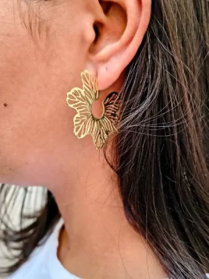 Brinco flor detalhado banhado a ouro 18k