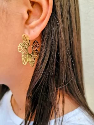 Brinco flor detalhado banhado a ouro 18k